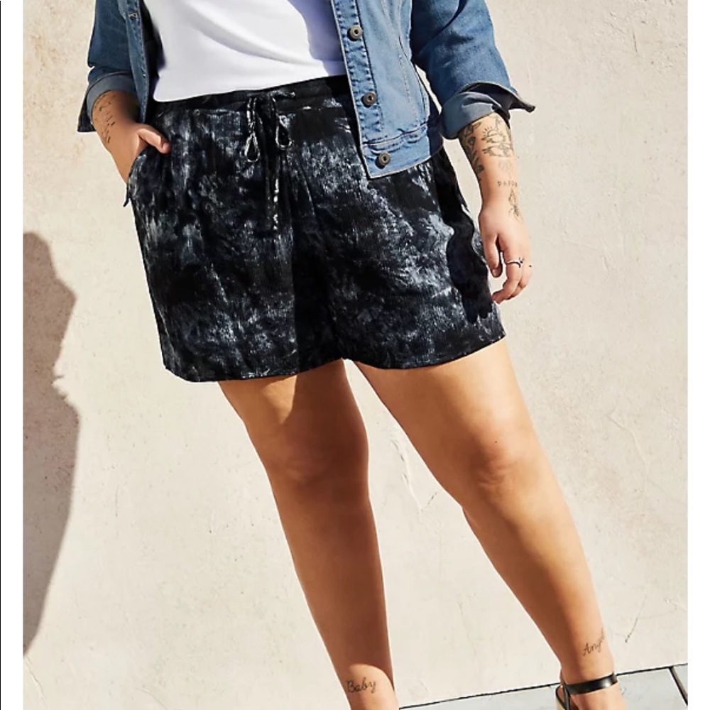 Torrid black tye dye crinkle short